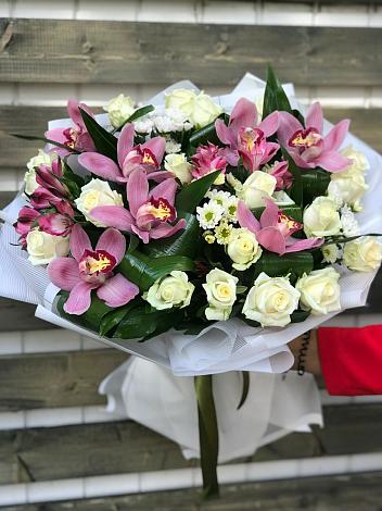 Букет цветов из: Розы и Хризантемы в Славный