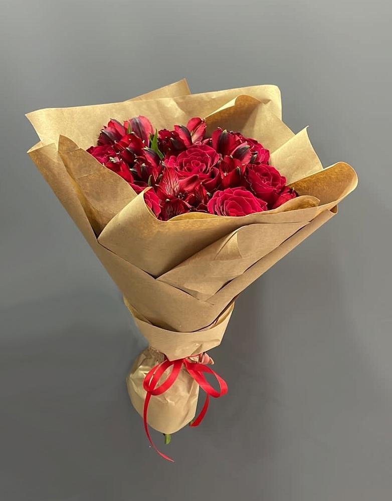 Букет цветов из: Альстромерии и Розы в Славный