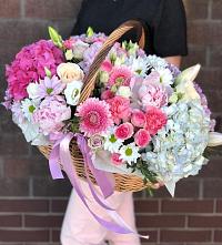 Композиция солнечный день в Славный Цветочная композиция из Розы, Хризантемы, Пионы и Лизиантусы в корзине в Славный