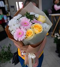 Букет цветов из:  Герберы, Розы и Хризантемы в Славный