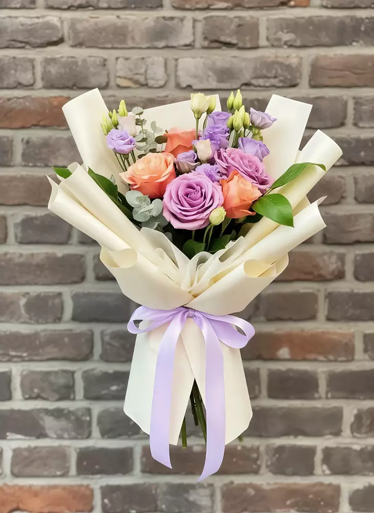 Букет цветов из: Лизиантусы и Розы в Славный