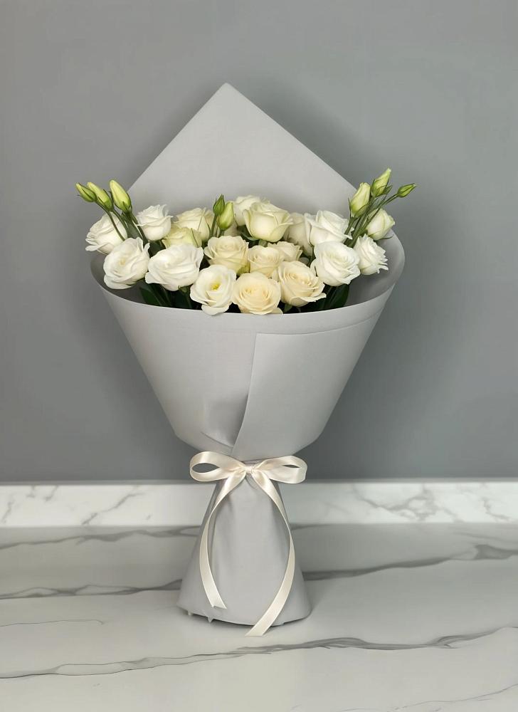 Букет цветов из: Розы и Лизиантусы в Славный