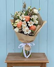 Букет цветов из:  Альстромерии, Лизиантусы, Розы и Хризантемы в Славный