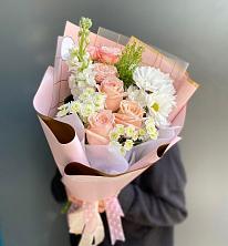 Букет цветов из:  Хризантемы и Розы в Славный