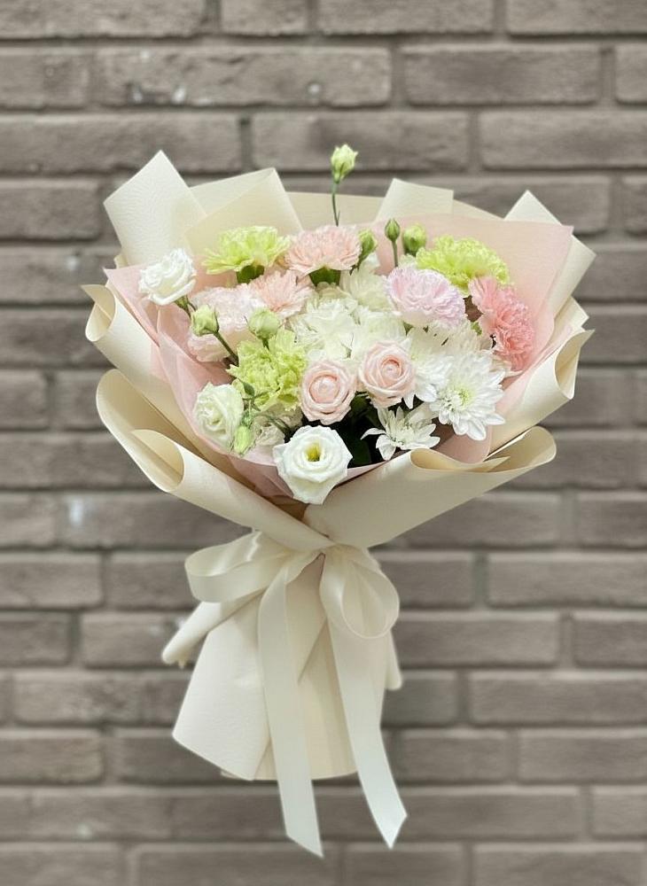 Букет цветов из: Гвоздики, Розы, Лизиантусы и Хризантемы в Славный