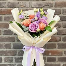 Букет цветов из:  Лизиантусы и Розы в Славный