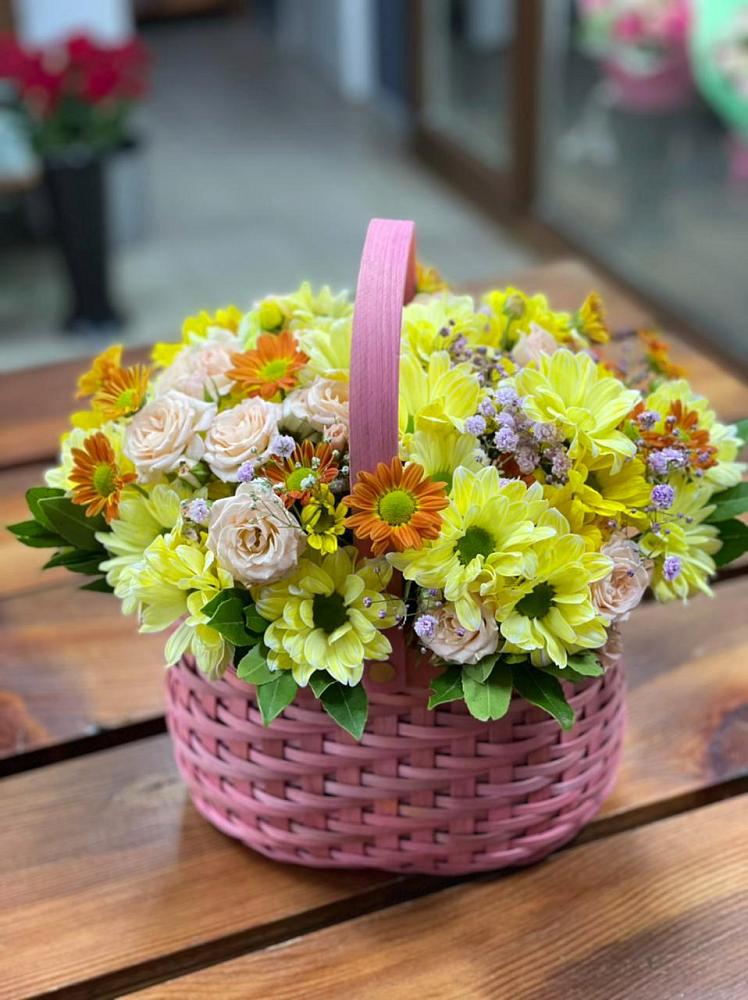 Цветочная композиция из Хризантемы и Розы в корзине в Славный