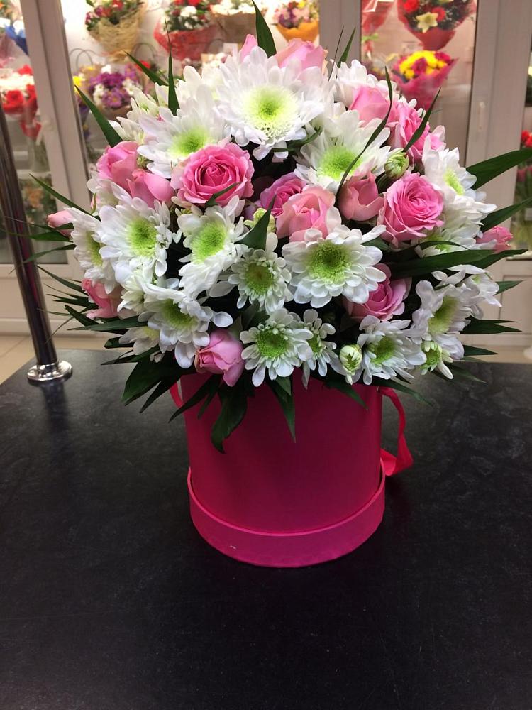 Цветочная композиция из Розы и Хризантемы в шляпной коробке в Славный