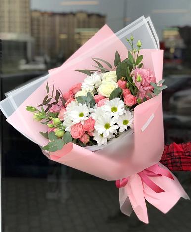 Букет цветов из: Розы, Лизиантусы и Хризантемы в Славный